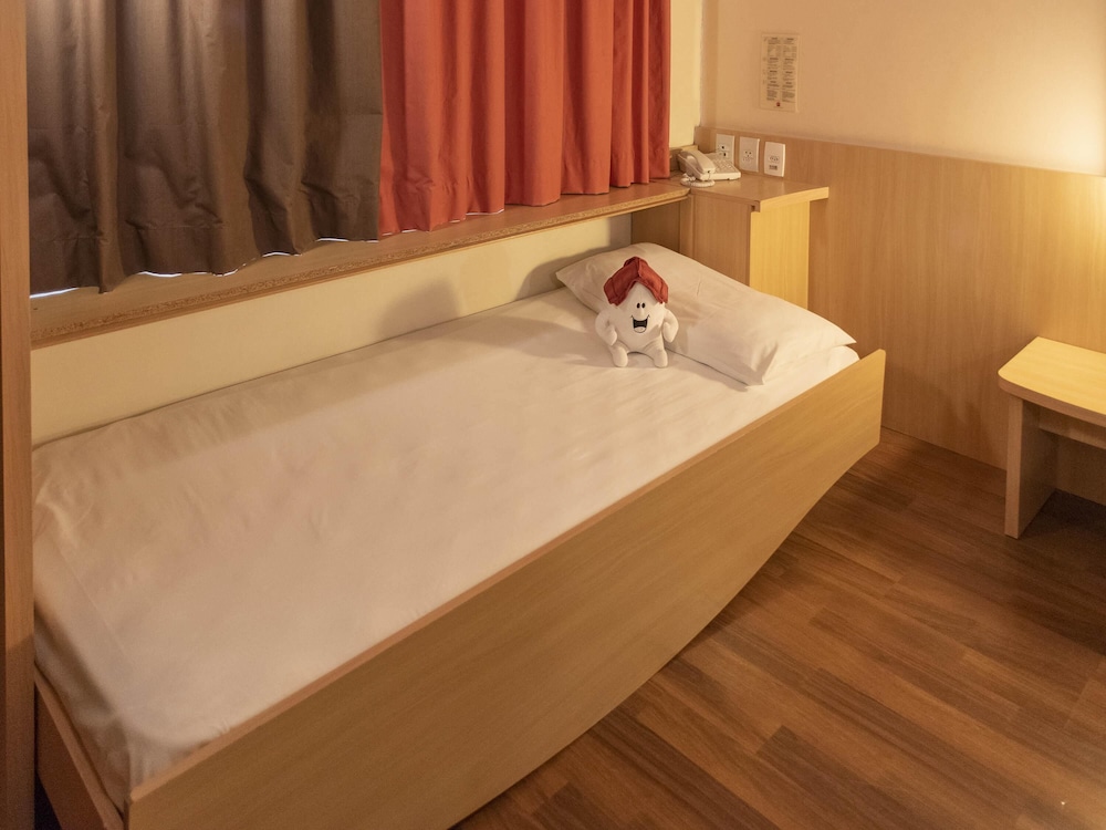 Habitación estándar con 1 cama doble y 1 cama para niño del hotel ibis São Paulo Barra Funda. Foto 5