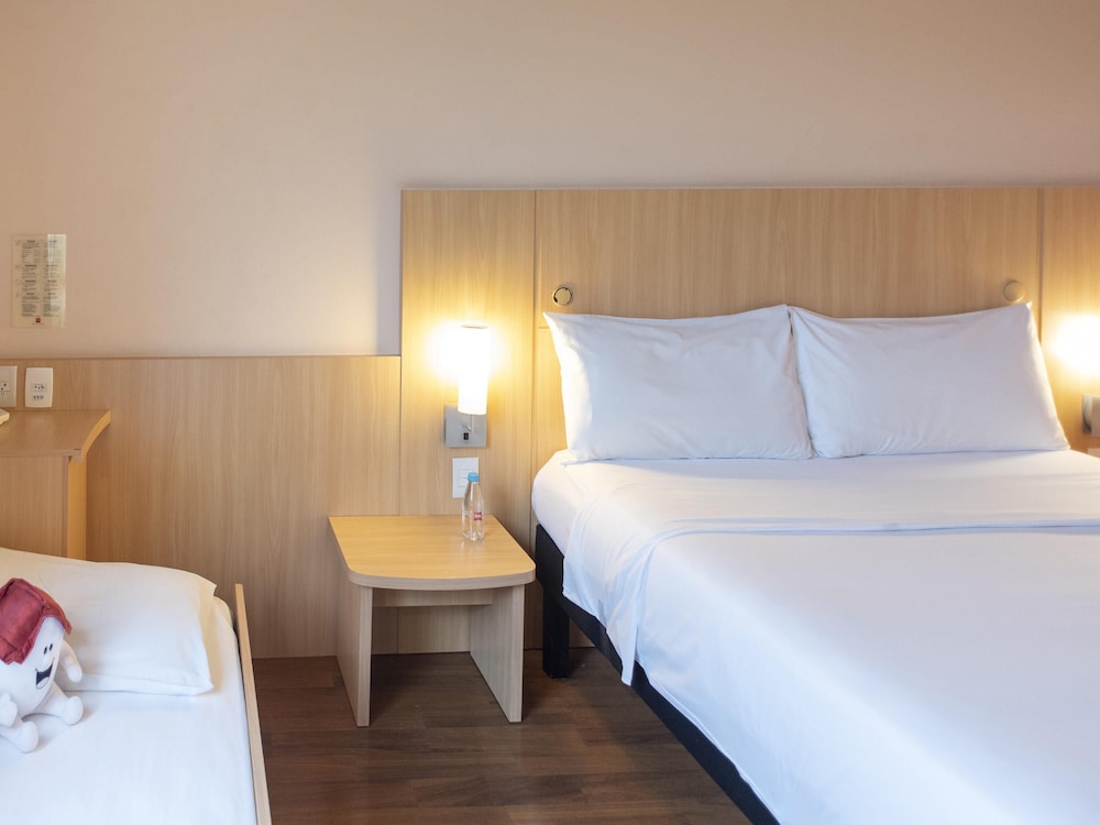 Habitación estándar con 1 cama doble y 1 cama para niño del hotel ibis São Paulo Barra Funda. Foto 6