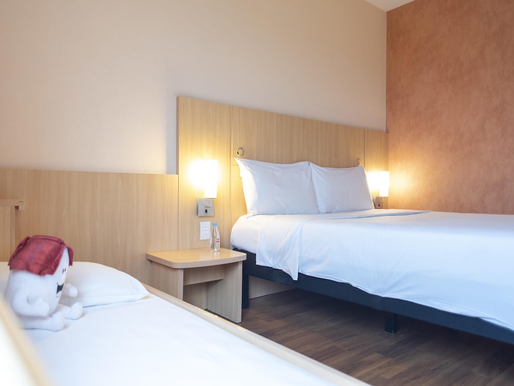 Habitación estándar con 1 cama doble y 1 cama para niño del hotel ibis São Paulo Barra Funda. Foto 7