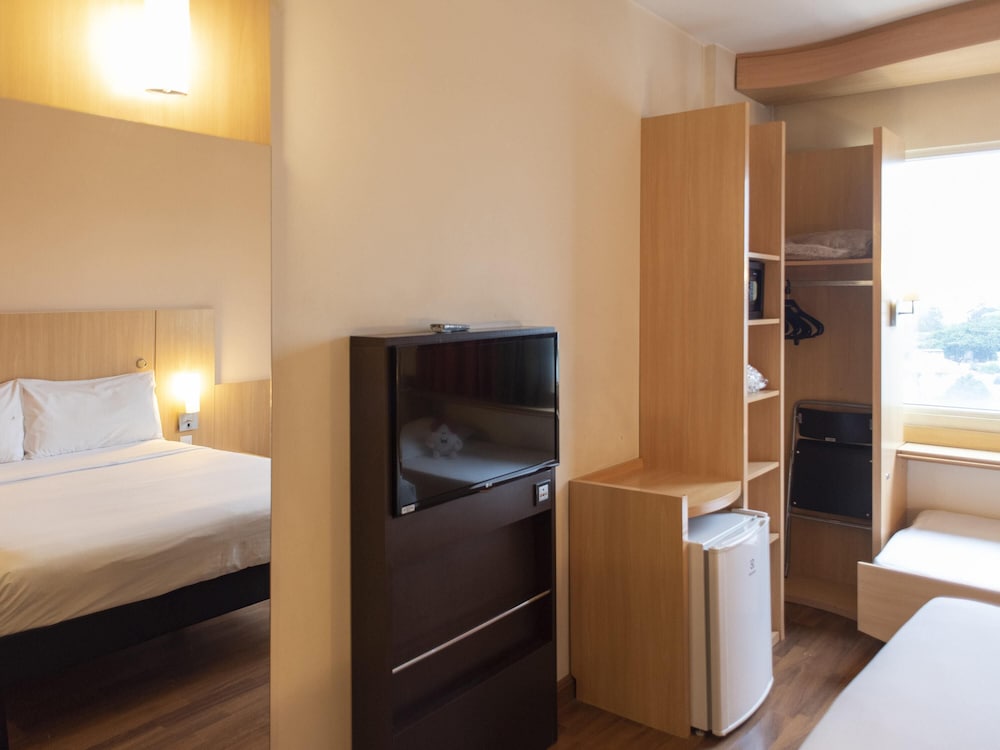 Habitación estándar con 1 cama doble y 1 cama para niño del hotel ibis São Paulo Barra Funda. Foto 8