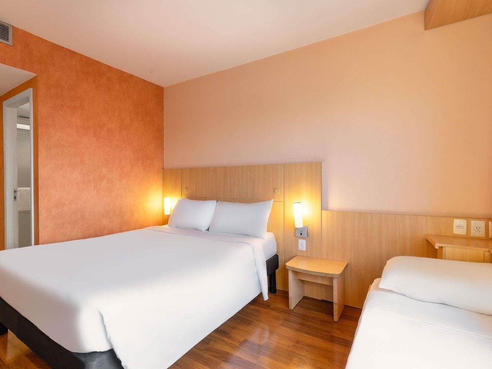 Habitación estándar con 1 cama doble y 1 cama para niño del hotel ibis São Paulo Barra Funda. Foto 8