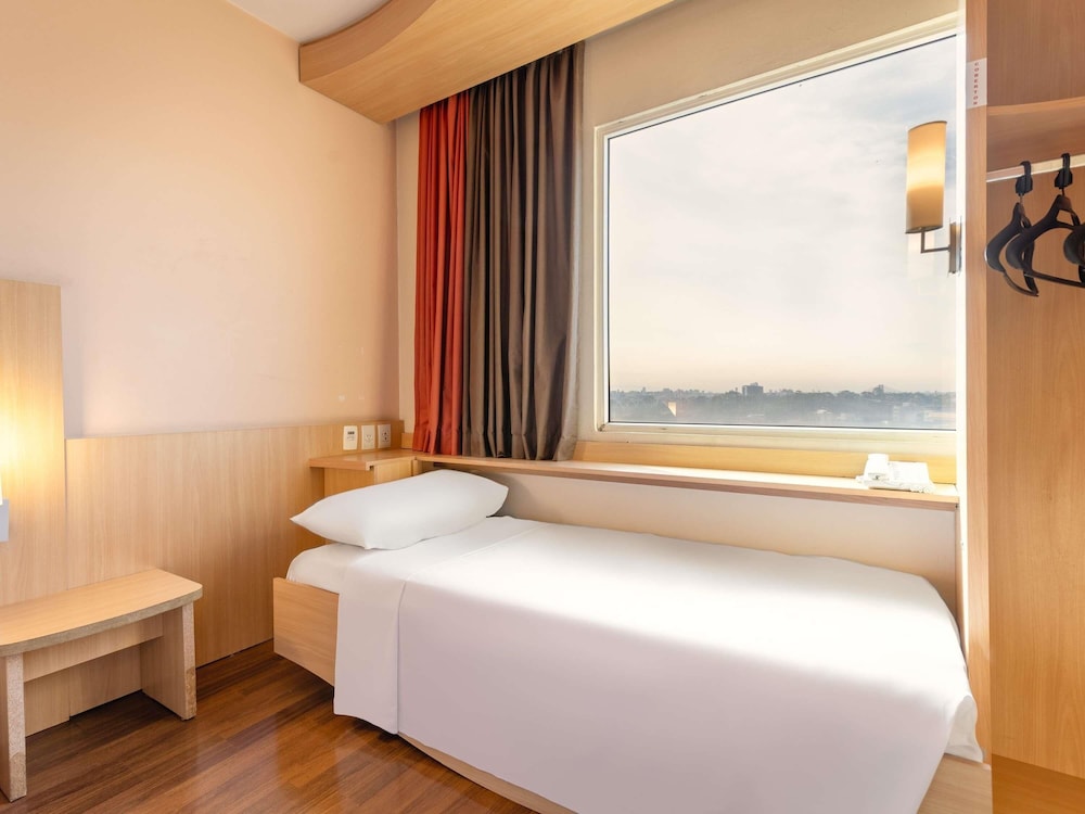 Habitación estándar con 1 cama doble y 1 cama para niño del hotel ibis São Paulo Barra Funda. Foto 9