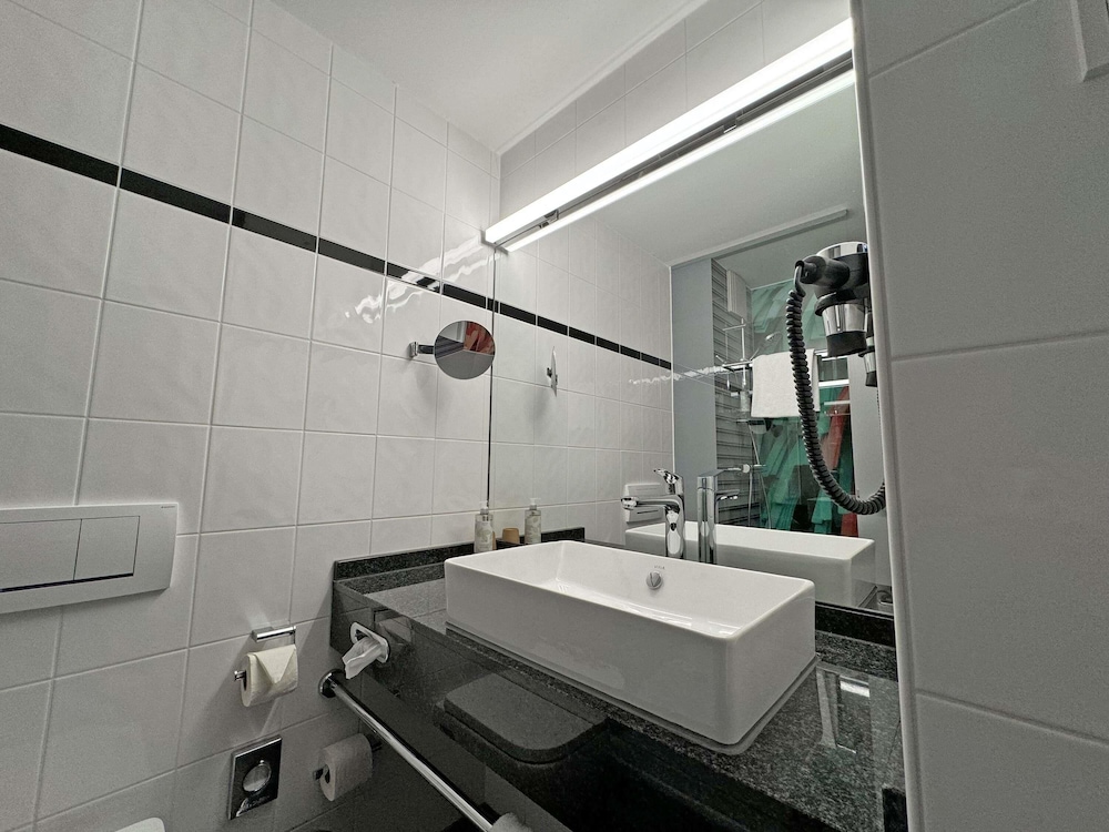 Habitación Estándar con 1 cama doble del hotel ibis Styles Neckarsulm. Foto 4