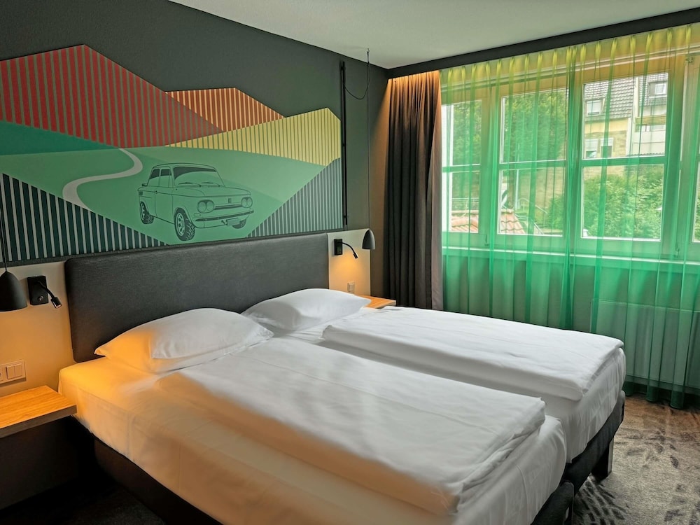 Habitación Estándar con 1 cama doble del hotel ibis Styles Neckarsulm. Foto 7