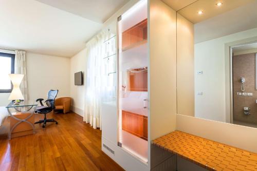 Habitación Deluxe con cama extragrande del hotel Hilton Garden Inn Florence Novoli. Foto 1