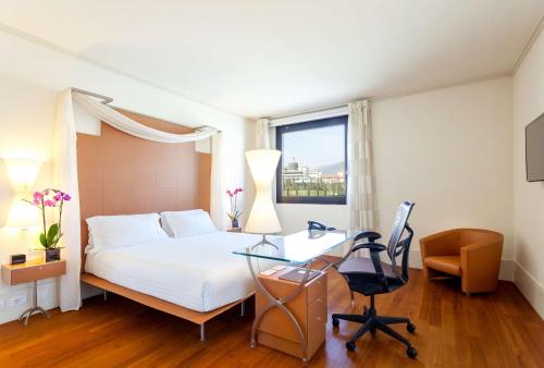 Habitación Deluxe con cama extragrande del hotel Hilton Garden Inn Florence Novoli. Foto 2