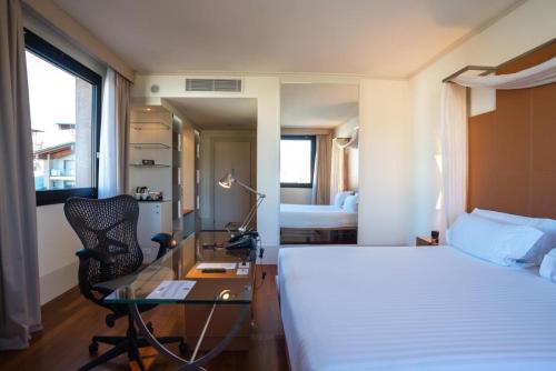 Habitación Deluxe con cama extragrande del hotel Hilton Garden Inn Florence Novoli. Foto 4