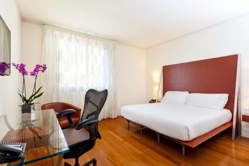 Habitación con cama extragrande. del hotel Hilton Garden Inn Florence Novoli