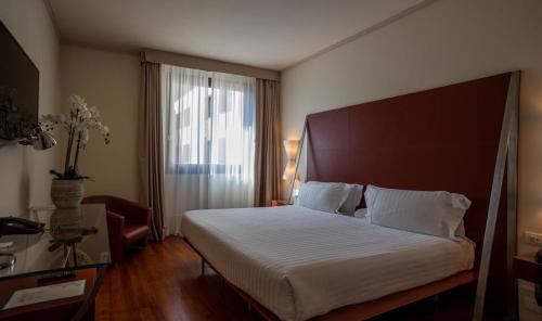 Habitación con cama extragrande. del hotel Hilton Garden Inn Florence Novoli. Foto 1