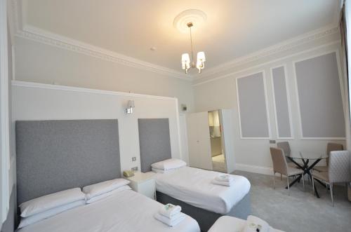 Estudio Familiar 2 Camas individuales 1 Cama doble kitchenette del hotel Amber Residence. Foto 1