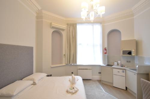 Habitación Triple Executive del hotel Amber Residence. Foto 10