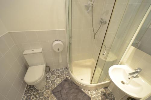 Habitación Triple Confort del hotel Amber Residence. Foto 4