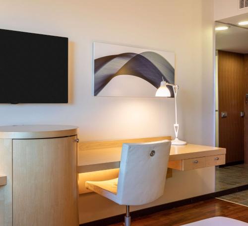 Habitación Executive con cama extragrande del hotel Hilton Helsinki Airport. Foto 1