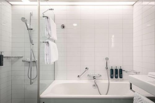 Habitación con cama extragrande del hotel Hilton Helsinki Airport