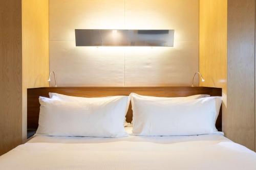 Habitación con cama extragrande del hotel Hilton Helsinki Airport. Foto 3