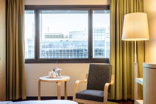 Habitación con cama extragrande del hotel Hilton Helsinki Airport. Foto 4