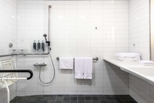 Habitación con cama extragrande del hotel Hilton Helsinki Airport. Foto 6