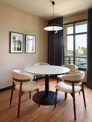 Suite con terraza y vistas al puerto del hotel Radisson Blu , Marseille Vieux Port. Foto 4