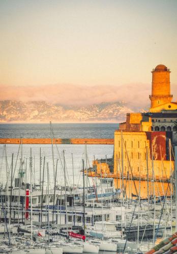 Suite con terraza y vistas al puerto del hotel Radisson Blu , Marseille Vieux Port. Foto 5