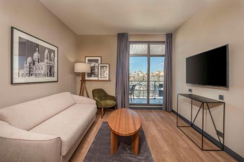 Suite con terraza y vistas al puerto del hotel Radisson Blu , Marseille Vieux Port. Foto 8