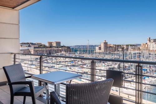 Suite con terraza y vistas al puerto del hotel Radisson Blu , Marseille Vieux Port. Foto 9