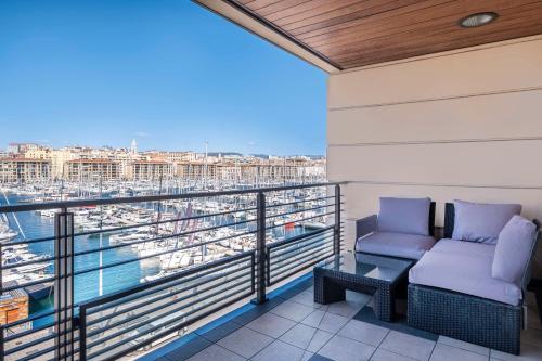 Suite con terraza y vistas al puerto del hotel Radisson Blu , Marseille Vieux Port. Foto 10