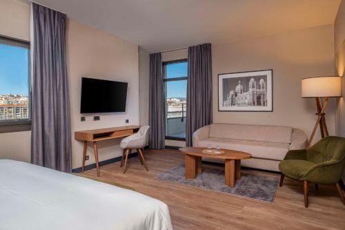 Suite con terraza y vistas al puerto del hotel Radisson Blu , Marseille Vieux Port. Foto 11