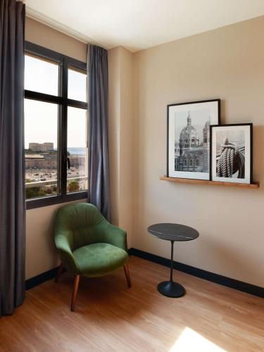 Habitación Premium con vistas a la ciudadela del hotel Radisson Blu , Marseille Vieux Port. Foto 2