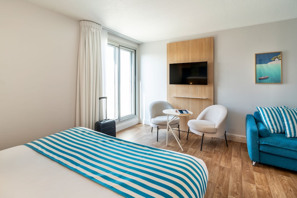 Habitación Familiar - 1 cama doble o 2 individuales y 1 sofá - cama - vistas al mar y terraza del hotel ibis Styles Biarritz Plage. Foto 1