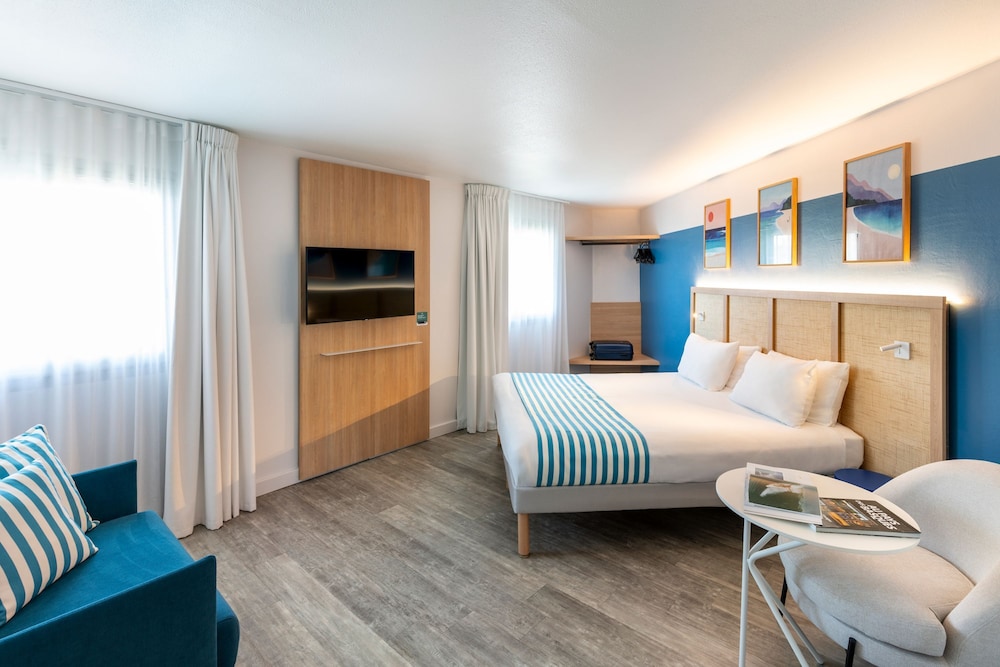 Habitación Familiar - 1 cama doble o 2 individuales y 1 sofá - cama - vistas al mar y terraza del hotel ibis Styles Biarritz Plage. Foto 2
