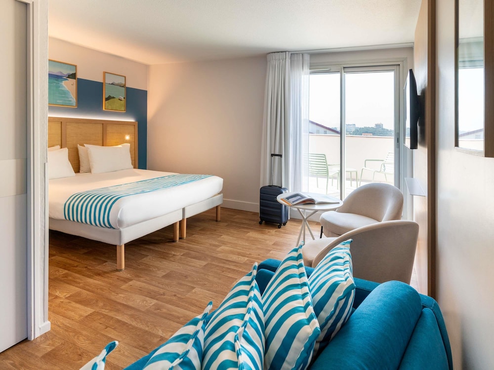 Habitación Familiar - 1 cama doble o 2 individuales y 1 sofá - cama - vistas al mar y terraza del hotel ibis Styles Biarritz Plage. Foto 4