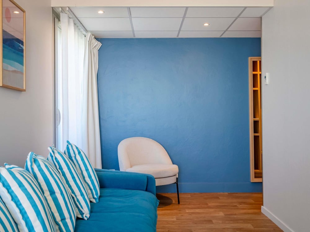Habitación Familiar - 1 cama doble o 2 individuales y 1 sofá - cama - vistas al mar y terraza del hotel ibis Styles Biarritz Plage. Foto 7