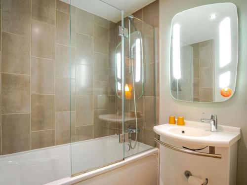 Habitación Doble Estándar del hotel Ibis Bordeaux Centre Gare Saint Jean Euratlantique. Foto 4