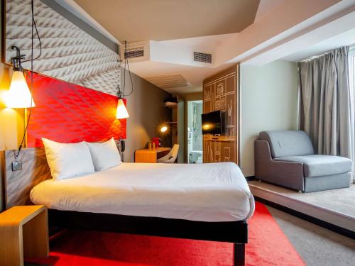 Habitación Doble Superior con cama doble y sofá cama del hotel Ibis Bordeaux Centre Gare Saint Jean Euratlantique. Foto 4