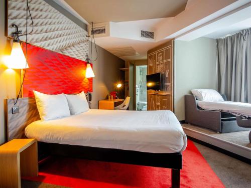 Habitación Doble Superior con cama doble y sofá cama del hotel Ibis Bordeaux Centre Gare Saint Jean Euratlantique. Foto 9