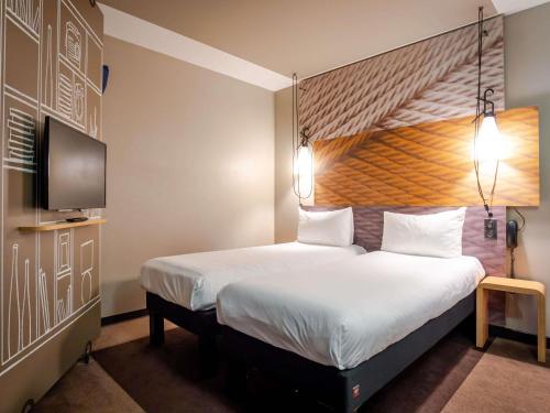 Habitación Doble Estándar - 2 camas del hotel Ibis Bordeaux Centre Gare Saint Jean Euratlantique. Foto 3