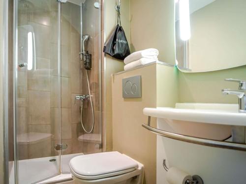 Habitación Doble Estándar - 2 camas del hotel Ibis Bordeaux Centre Gare Saint Jean Euratlantique. Foto 5