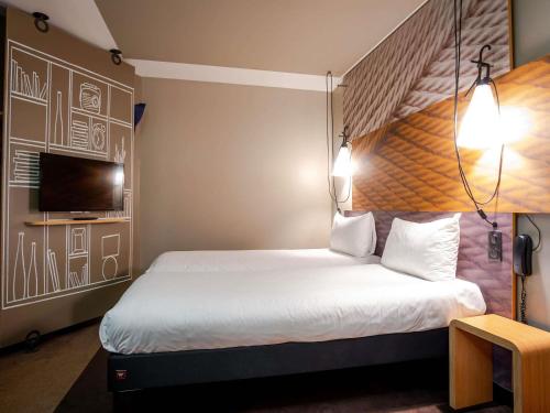 Habitación Doble Estándar - 2 camas del hotel Ibis Bordeaux Centre Gare Saint Jean Euratlantique. Foto 6