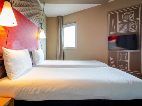 Habitación Doble Estándar - 2 camas del hotel Ibis Bordeaux Centre Gare Saint Jean Euratlantique. Foto 7