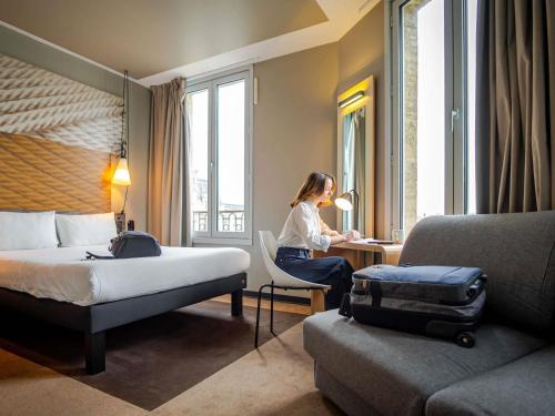 Superior Double Room with One Double Bed and One Double Sofa Bed del hotel Ibis Bordeaux Centre Gare Saint Jean Euratlantique. Foto 5