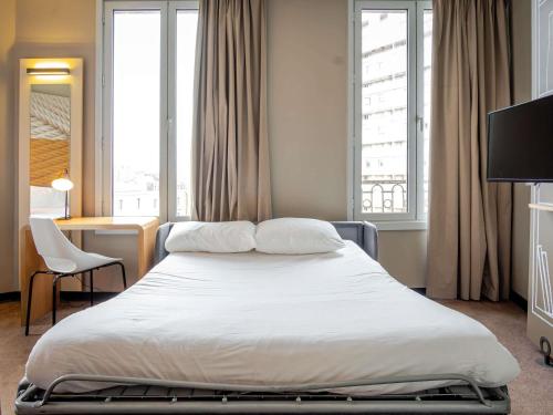 Superior Double Room with One Double Bed and One Double Sofa Bed del hotel Ibis Bordeaux Centre Gare Saint Jean Euratlantique. Foto 7