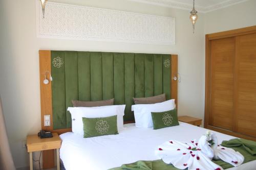 Habitación Doble Deluxe con vistas a la piscina - 1 o 2 camas del hotel Diwane and Spa Marrakech. Foto 1