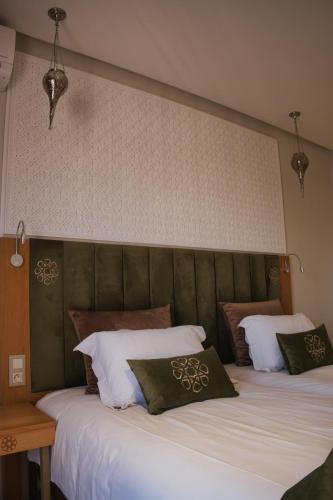 Habitación Doble Deluxe con vistas a la piscina - 1 o 2 camas del hotel Diwane and Spa Marrakech. Foto 15