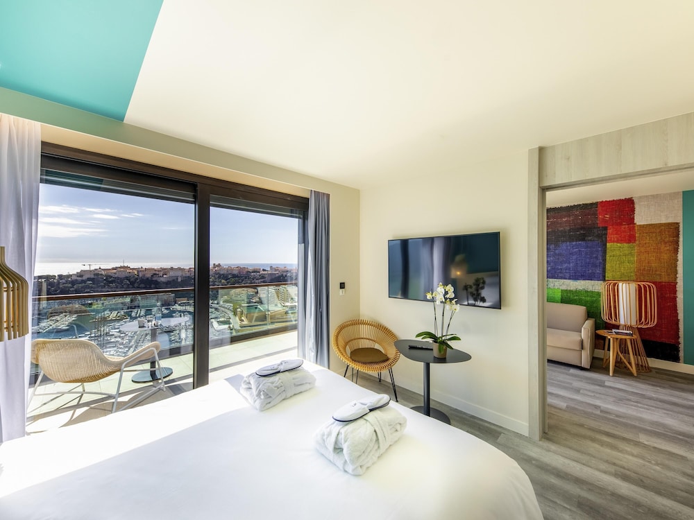 Suite junior, 1 cama de matrimonio grande con sofá cama, terraza, vistas al mar (Riviera) del hotel Novotel Monte Carlo. Foto 1