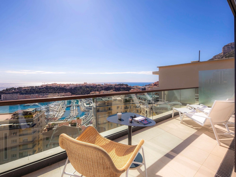 Suite junior, 1 cama de matrimonio grande con sofá cama, terraza, vistas al mar (Riviera) del hotel Novotel Monte Carlo. Foto 9