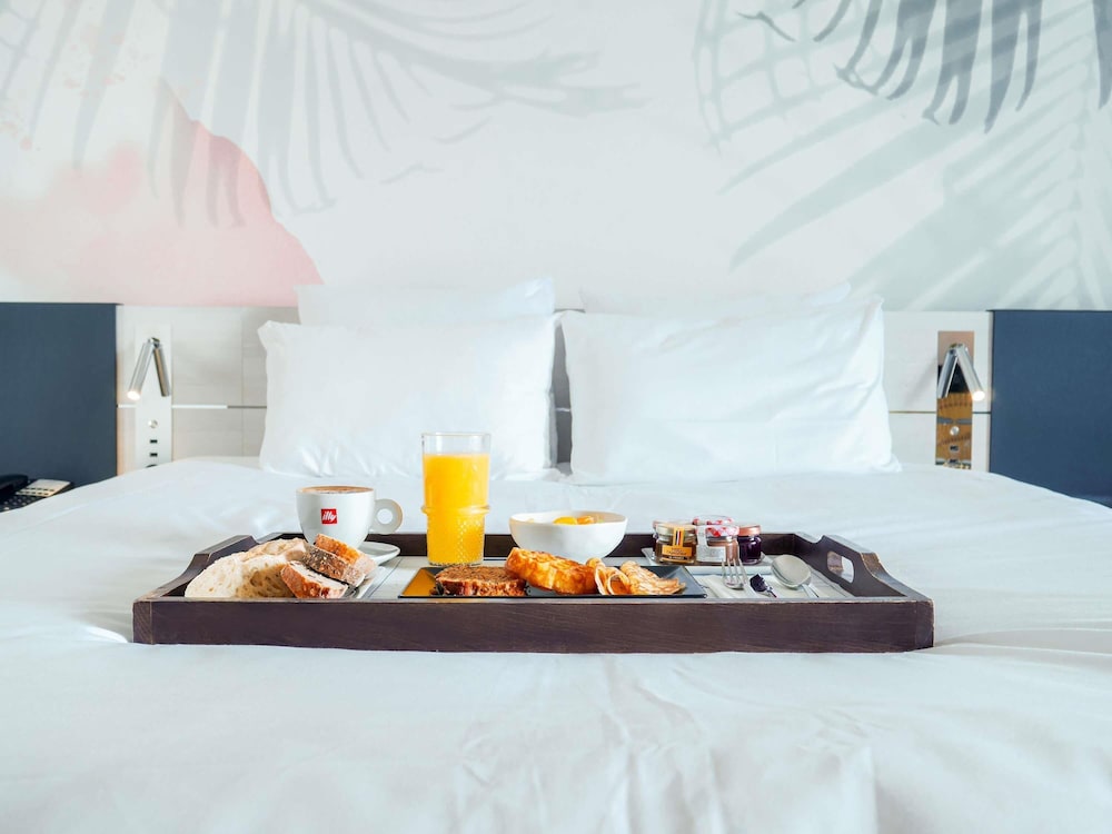 Habitación superior, 1 cama doble con sofá cama, balcón (Riviera) del hotel Novotel Monte Carlo