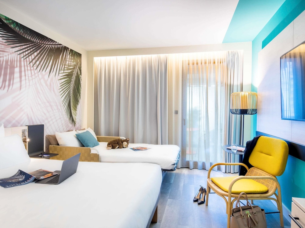 Habitación superior, 1 cama doble con sofá cama, balcón (Riviera) del hotel Novotel Monte Carlo. Foto 3