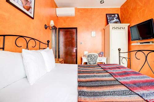 Habitación Deluxe Triple Familiar con Baño del hotel Church Street. Foto 4