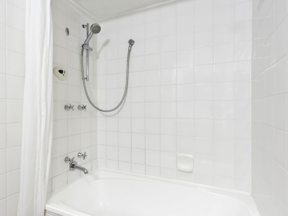 Apartamento de 2 Dormitorios 1 Cama Queen y 2 Camas Individuales del hotel Ibis Melbourne and Apartments. Foto 4