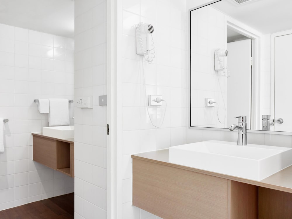 Apartamento de 2 Dormitorios 1 Cama Queen y 2 Camas Individuales del hotel Ibis Melbourne and Apartments. Foto 5